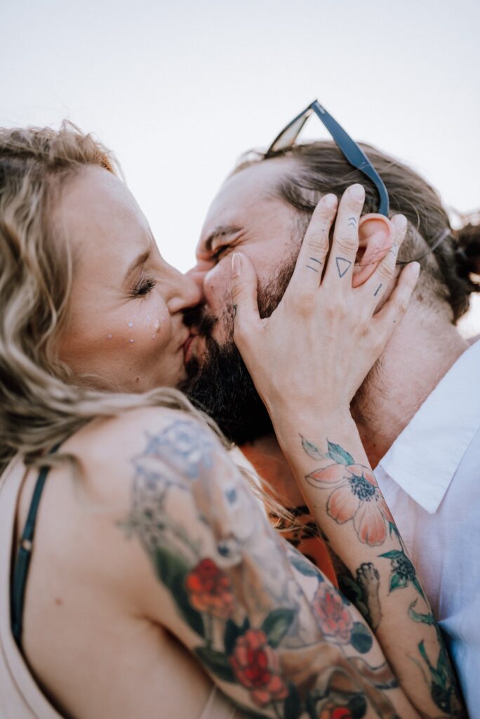 soczysty i radosny pocałunek kobiety i mężczyzny